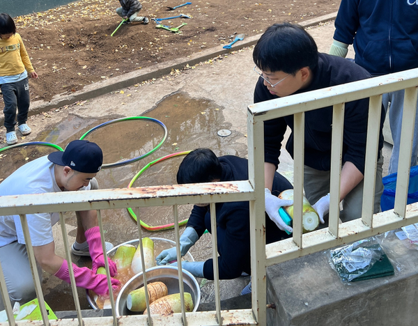 “회사 일도 힘든데 주말에 청소까지?” 그래도 공동육아를 포기하지 않는 아빠의 진짜 이유